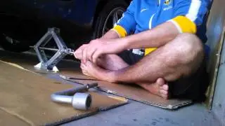 How to use a tyre screw jack