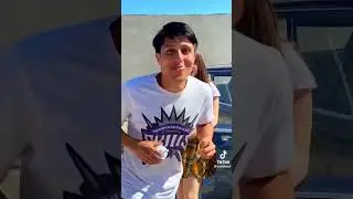 Хабибка предлагает всем клубнику 😂😂