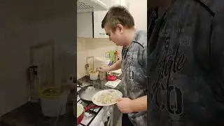 Брат налаживает пельмени