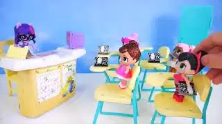 Surprise Dolls Lil Sisters in House