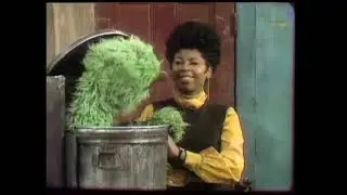 Sesame Street: 0260 Street Scenes- Oscar bakes cookies