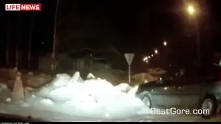 Russia - Drunk Driver Takes Off with Cop Clinging