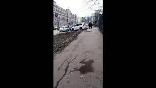 автохам катается по тротуару