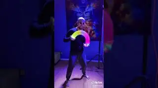 парень играет с пружинкой 
