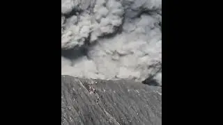 ESCALADORES HUYEN DE #ERUPCIÓN EN #INDONESIA