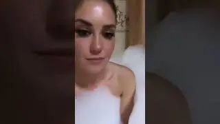 Агата Муцениеце с торчащими сосками 