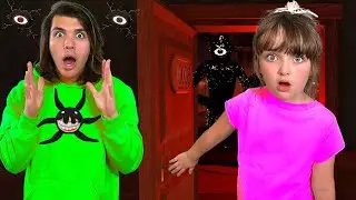 Benji And Scarlett Play ROBLOX DOORS! (Try Not To Scream Challenge)