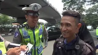 Warga +62 sempat-sempat nya minta foto dan nukar surat tilang dengan surat undangan pernikahan