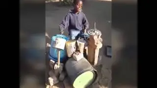Юный барабанщик Играет на Кастрюлях