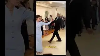МУЖИК КЛАССНО ТАНЦУЕТ С КРАСАВИЦЕЙ🔥 