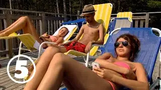 Sola topless eller inte? - Böda Camping | discovery+ Sverige