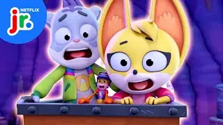 Chasing the Mysterious Night Howler! 🌙 🐺 The Creature Cases | Netflix Jr