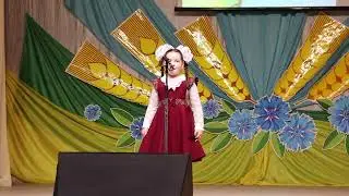 Варвара Шелудкова выступает на конкурсе чтецов. ВИДЕО