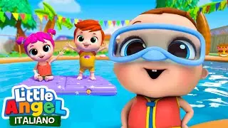 Gianni Impara a Nuotare 🏊‍♂️👨‍👧‍👦 | Cartoni Animati con Gianni Piccino - Little Angel Italiano