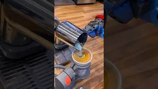 Робот готовит кофе