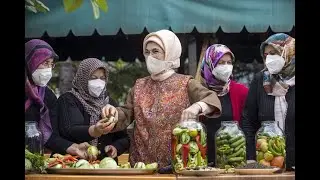 Emine Erdoğan turşu kurarken Çubuklu kadınlar arasında samimi sohbet geçti.