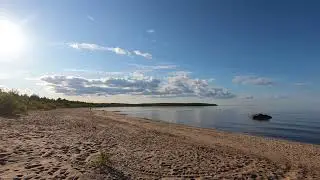 Безмятежное небо, спокойная вода, успокаивающая музыка 