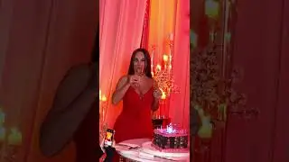 Красотка в красном платье