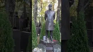 Памятник на могиле Владимира Жириновского