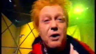 Keith Chegwin performs The Sex Pistols 'Pretty Vacant'