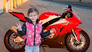 Biker baby. Кid ride motorcycle. Ребенок водит настоящий мотоцикл. Дети на мотоциклах. Girl drives