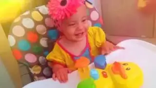 Sweet Melissa TV. Любимая игрушка Мелиссы. Желтый  музыкальный утёнок. צעצוע מוזיקלי
