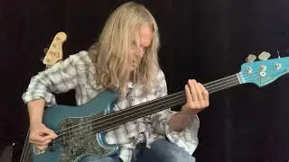 Tony Franklin - Fretless jamming with pick & fingers (there's a trick!)