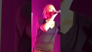 Thom Yorke ❤️ Thom cracks up laughing while trying to sing (“Default”)