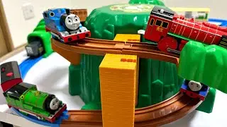 Plarail (Thomas the Tank Engine) ☆ Thrilling Descent Mountain & 2 Stations