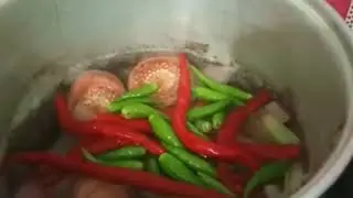 Memasak arsik andaliman..pastik enak..anak kost