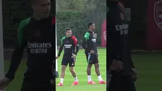 Gabriel Martinelli channels his inner Italian after being shoved by Riccardo Calafiori🤌🏻