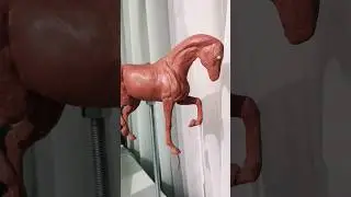 процесс лепки скульптуры лошади