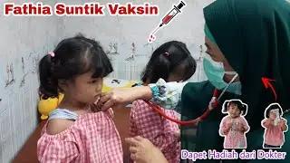 FATHIA SUNTIK VAKSIN BCG 😱, DAPET HADIAH STIKER TEMPEL DARI DOKTER 🥰 | QIFA AGUNG