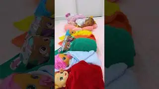 Alice learns colors with Dolls