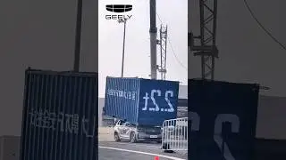 Geely сбросили контейнер на машину