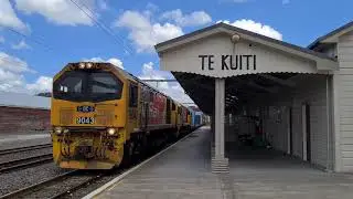 Train 225 through Te Kuiti