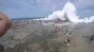 Impresionante: Ola gigante arrastra a todos en una playa