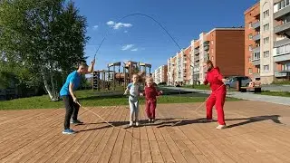 Подготовили семейное выступление со скакалками