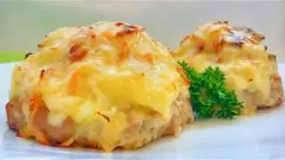 Стожки из мясного фарша с начинкой из грибов и вареного яйца запеченные под сырно-сметанной корочкой