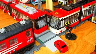 zug und straßenbahnen an der station & Zugtürschließungen von der straßenbahn