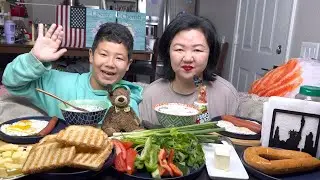 Мукбанг Шикарный Завтрак с МИШУТКОЙ! Гречка с МОЛОЧКОМ, Яичница с СОСИСКАМИ, Сыр, Колбаса, ЗЕЛЕНЬ!