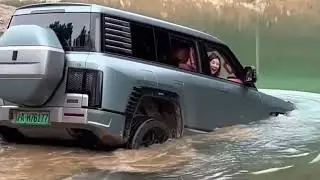 Driving BYD Yangwang U8 with a carload of people, heading straight to the water for some fun