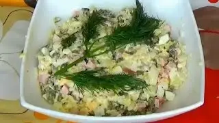 Салат оливье рецепт. Оливье с курицей. Вкусный салат оливье. Вкусный салат оливье рецепт.