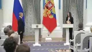 Реакция Путина на падение подноса с бокалами