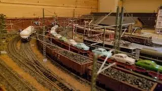 Autozug mit 044 durchfährt den Bahnhof