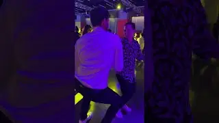 Se hace raro bailar con uno mismo 😅 😂  Que usos le daríais a una careta de Dani J?