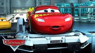 A primeira corrida de Relâmpago McQueen no simulador | Pixar Carros