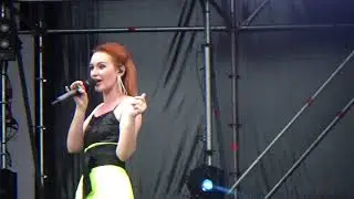 Рыжая красавица отлично поет. День города 2019. Екатеринбург.