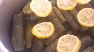 Турецкая сарма (yaprak sarma ) с виноградными листьями. Turkish food / Stuffed Grape Leaves Recipe