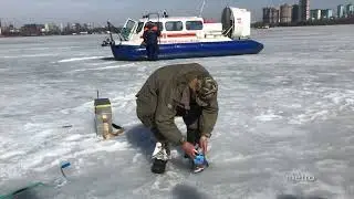 Зимняя рыбалка на тонком льду. Рейд МЧС в строгинском затоне.